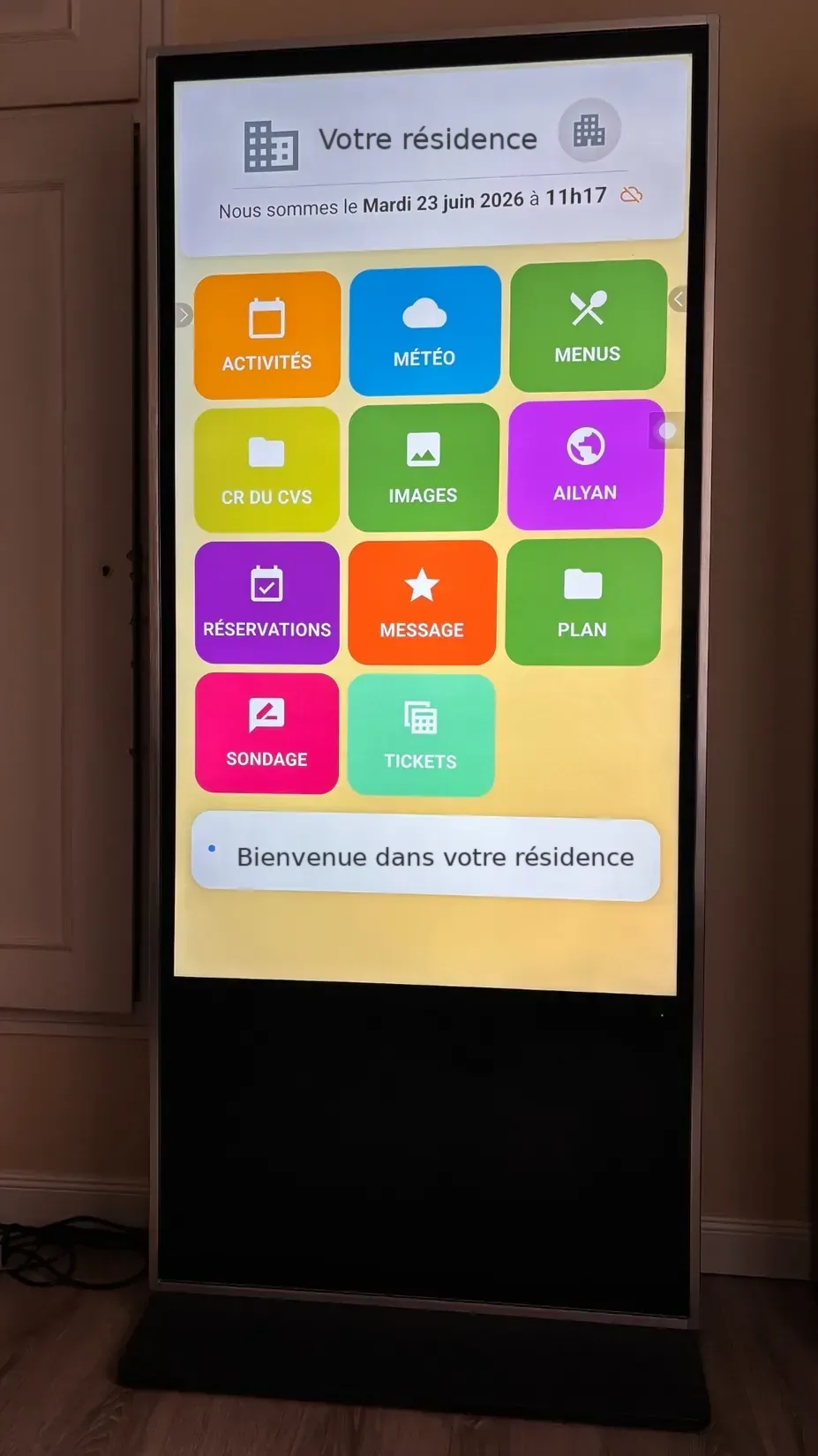 Totem tactile AILYAN : écran d'accueil avec les rubriques activités, météo, menus, CR du CVS, images, réservations, message, plan, sondage et tickets