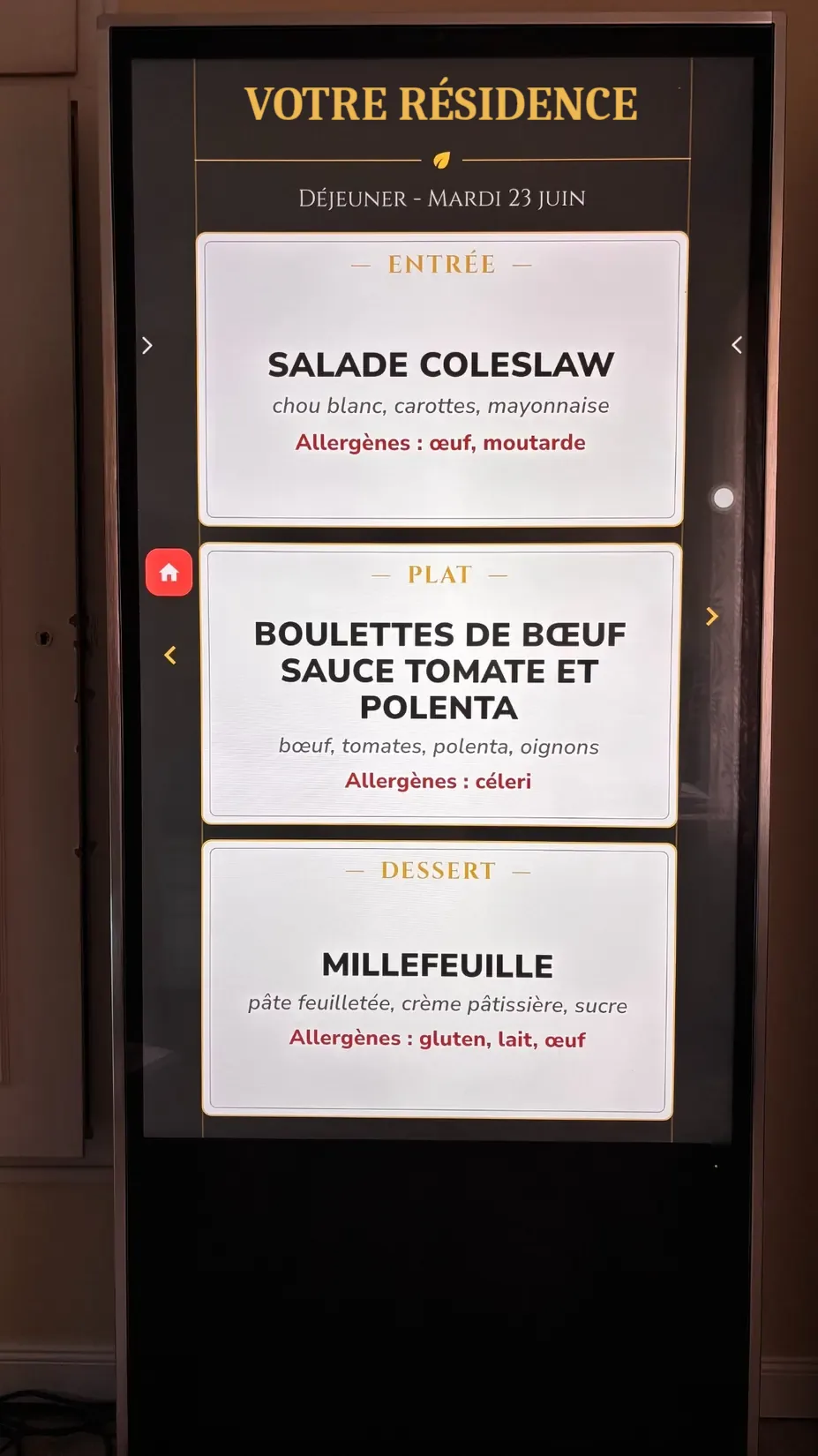 Menu du déjeuner affiché sur le totem : entrée, plat et dessert avec les allergènes de chaque plat