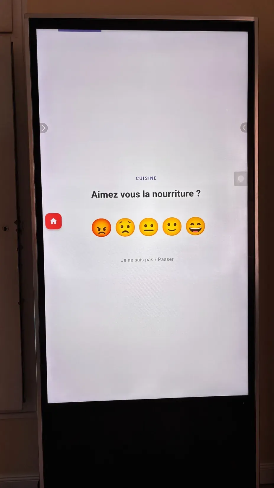 Sondage tactile sur la restauration avec cinq visages de réponse